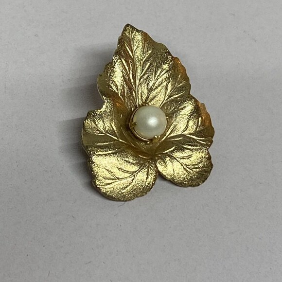 Vintage Sarah Coventry Small Leaf Faux Pearl Pin Brooch Gold Tone Textured - Picture 4 of 7